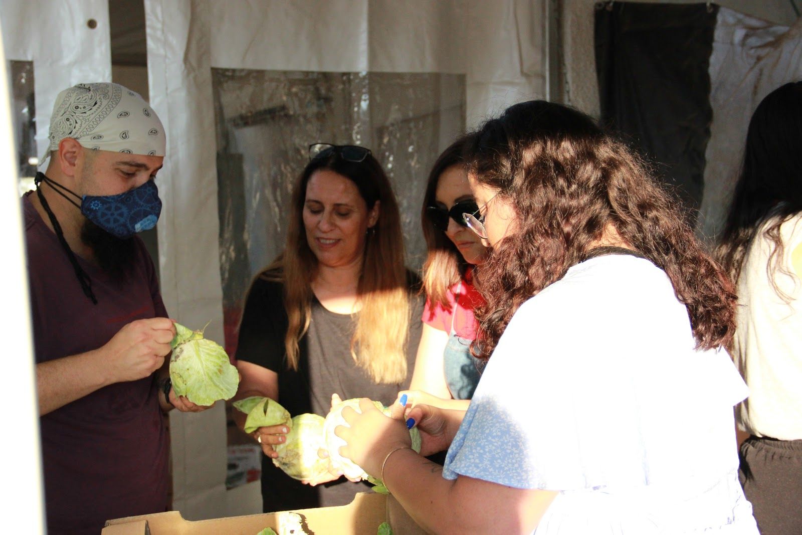 אריזת סלי מזון במרכז למעשים טובים "יד התשעה", יוני 2021