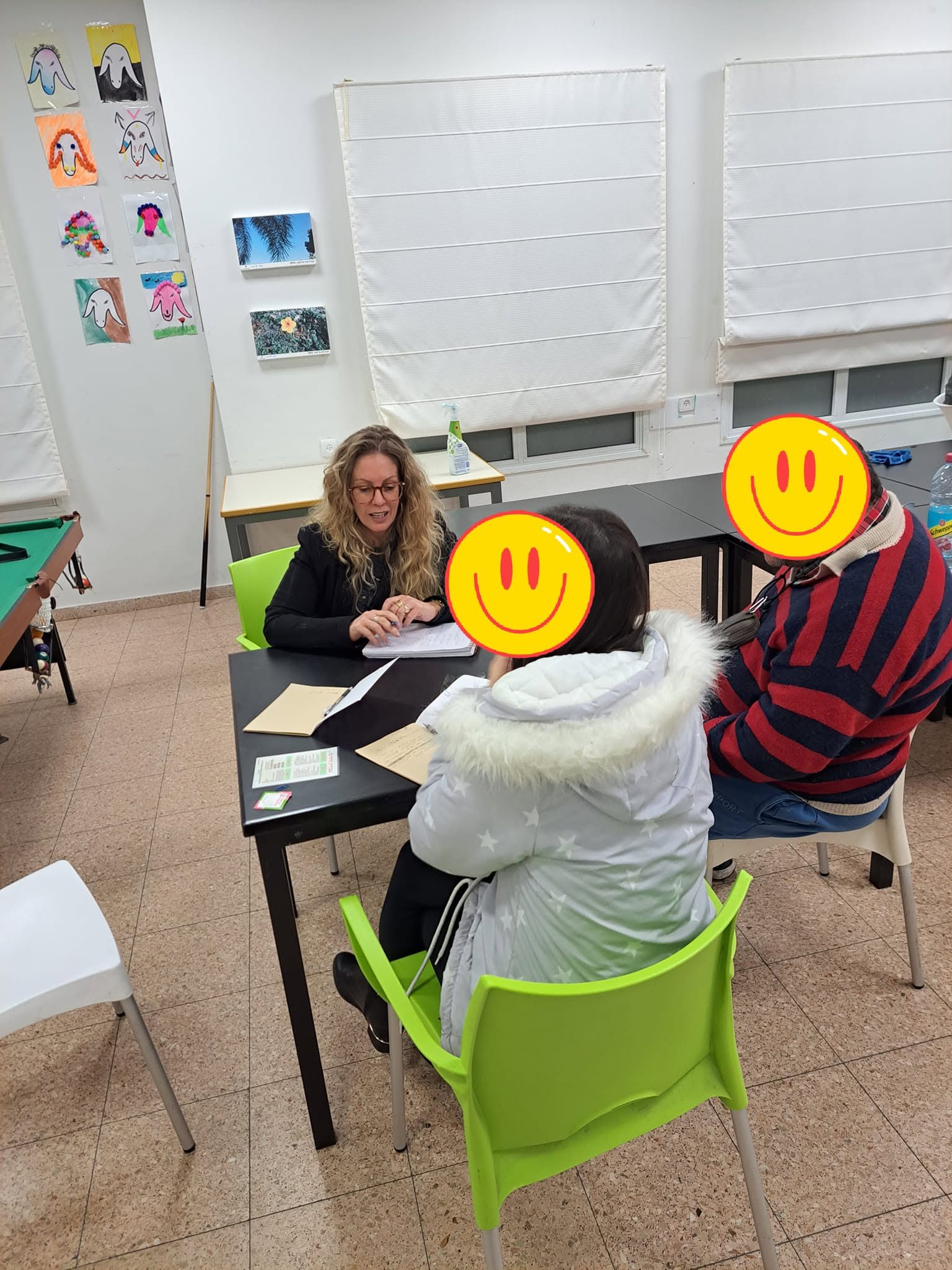 מאמנת סטנדרט באימון לייזר עם חניכים במרכז אנוש כפר סבא, ינואר 2023