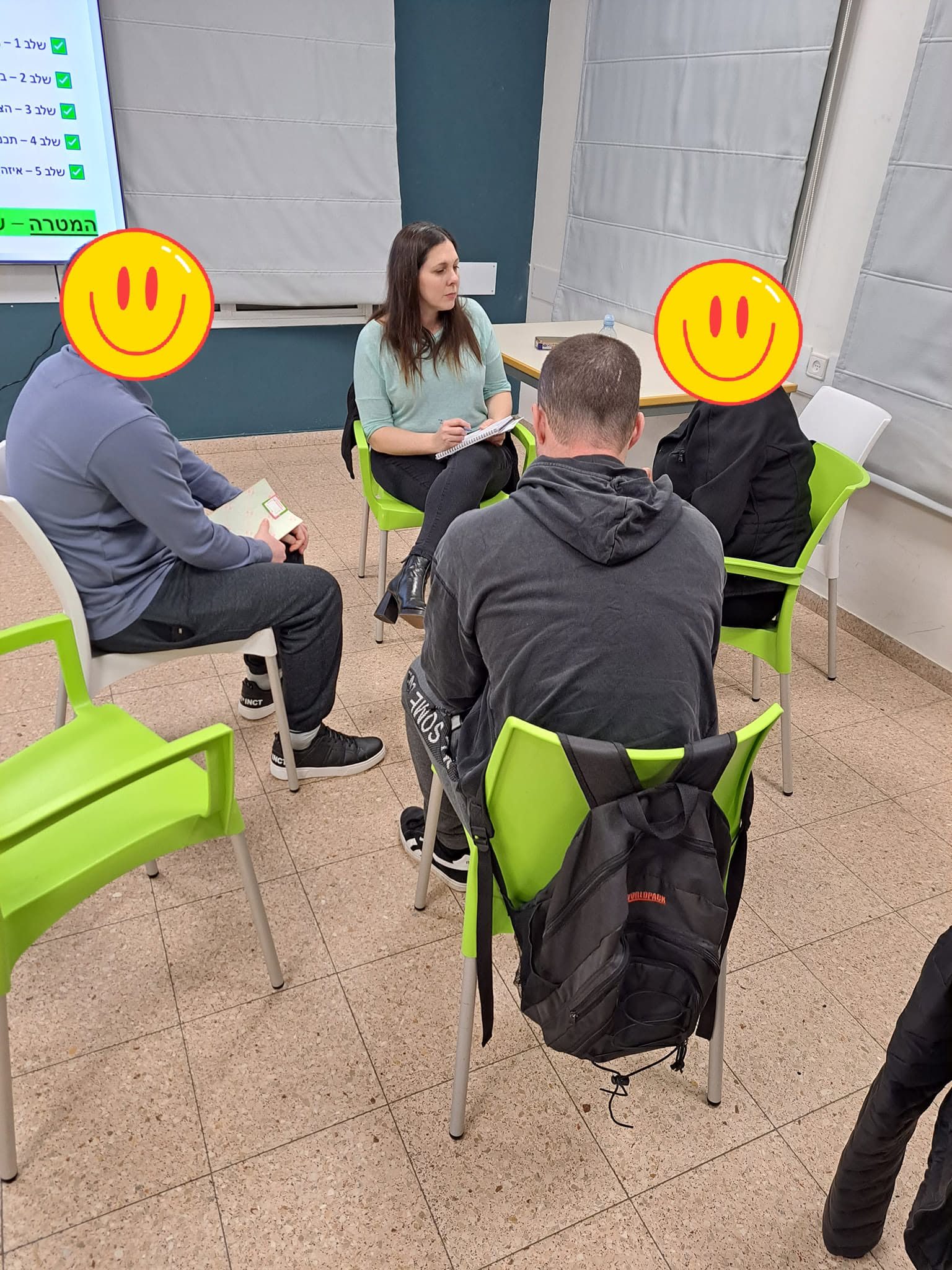 מאמנת סטנדרט באימון לייזר עם חניכים במרכז אנוש כפר סבא, ינואר 2023