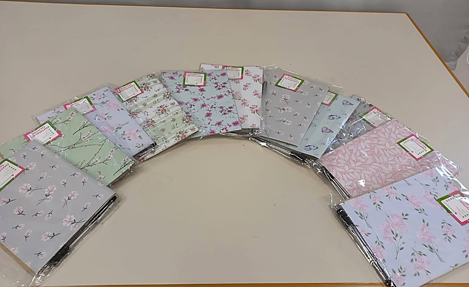 הקלסרים שהוכנו למשתתפים בערב ההתנדבות באנוש כפר סבא